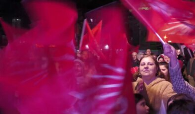 CHP İzmir Büyükşehir Belediye Başkanı Adayı Dr. Cemil Tugay ve Bornova Belediye Başkan Adayı Ömer Eşki, Bornova Çamdibi’nde düzenlenen mitingde vatandaşlarla buluştu