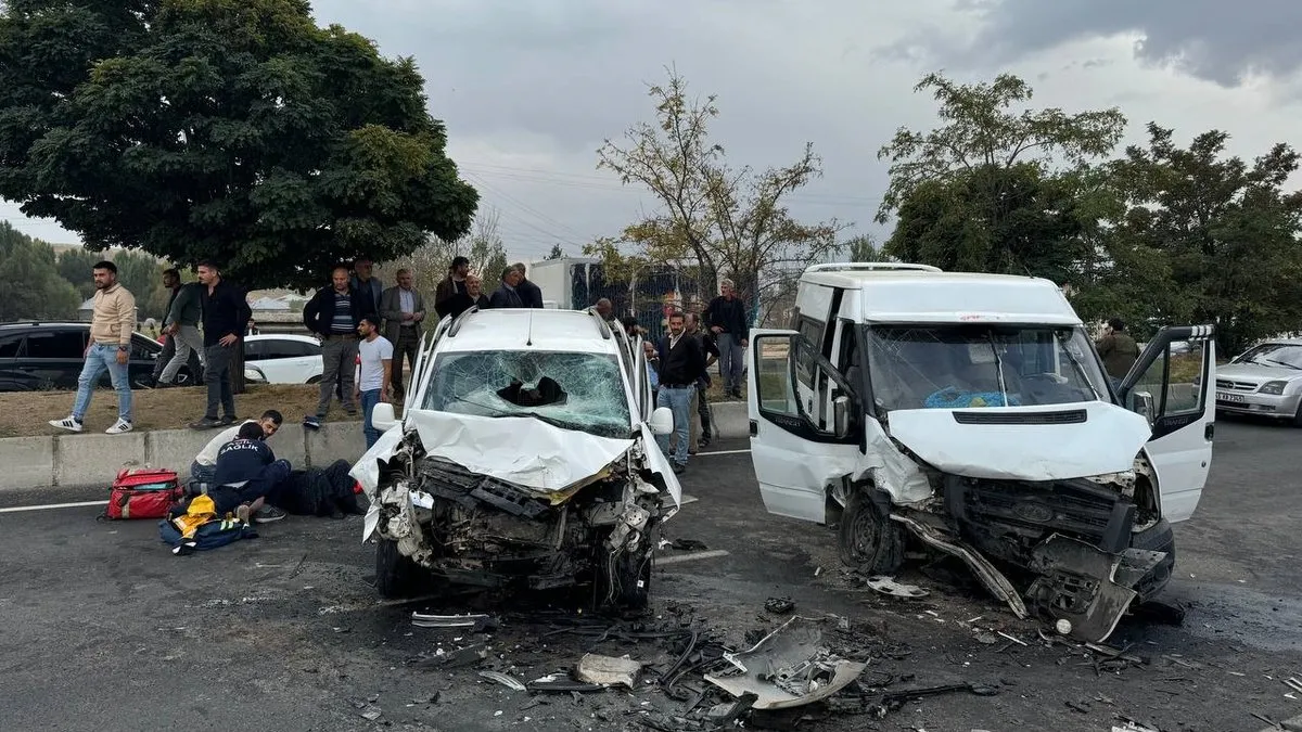 Ağrı’da korkunç kaza! 10 kişi yaralandı