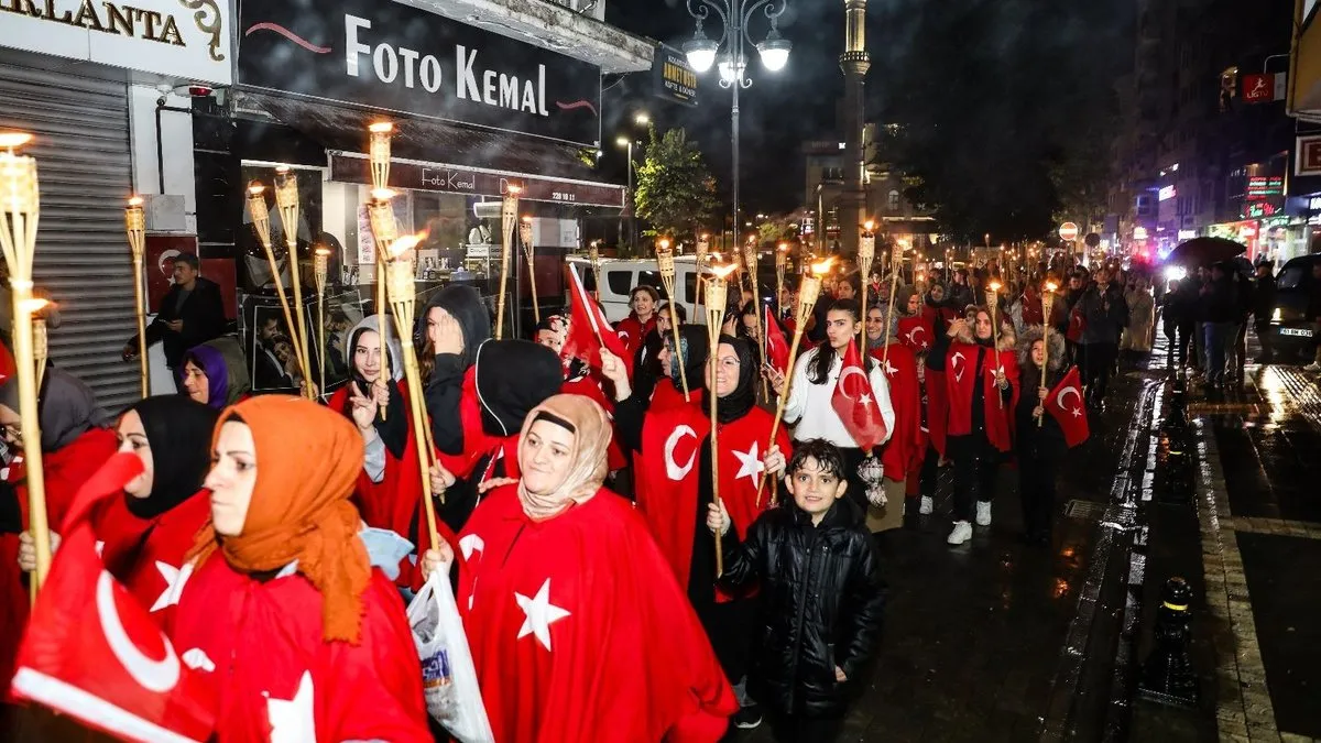 Akçaabat’ta Cumhuriyet’in 101. Yıl dönümü için Fener Alayı yapıldı