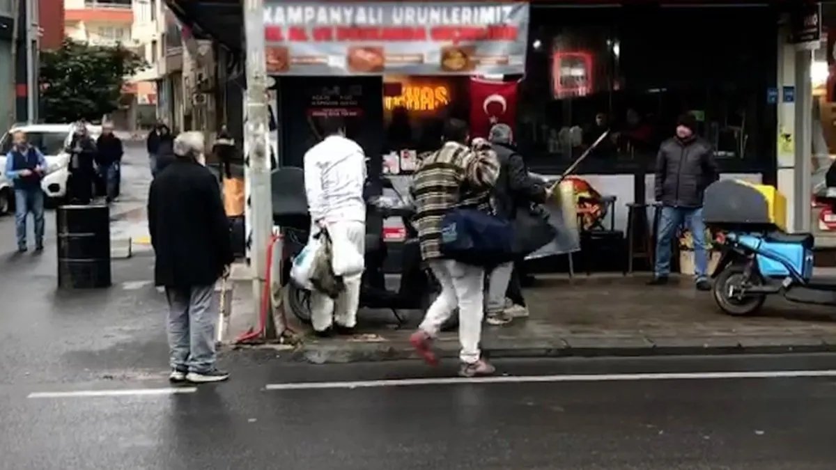 Sokak ortasında kavga eden oğlunu gördü: Bir sopa da o vurdu!