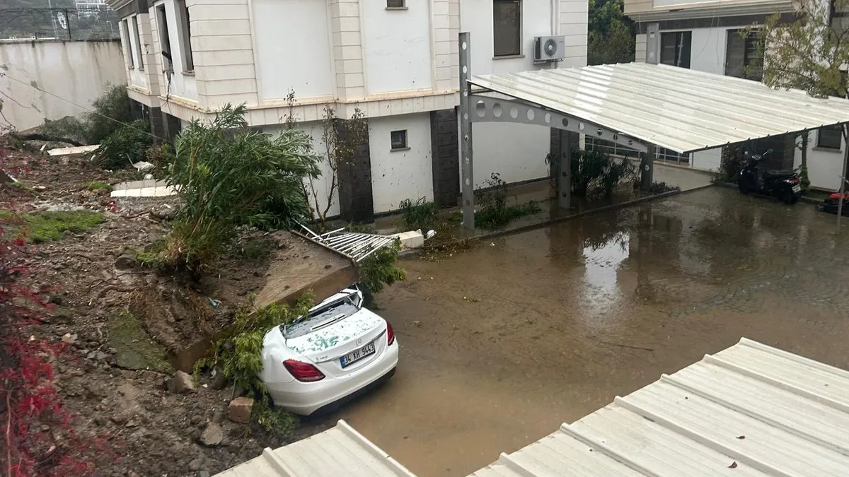 Bodrum’da etkili yağış ve fırtına! İstinat duvarı çöktü
