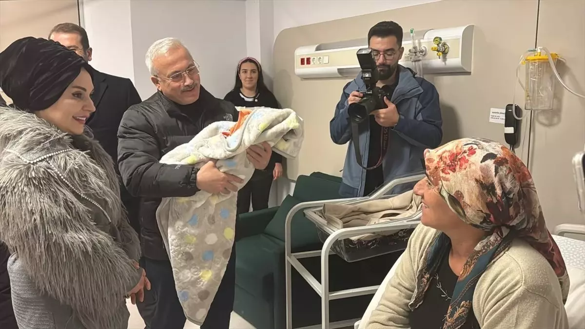 Aksaray’da 2025 Yılının İlk Bebeği Cemile Dünyaya Geldi