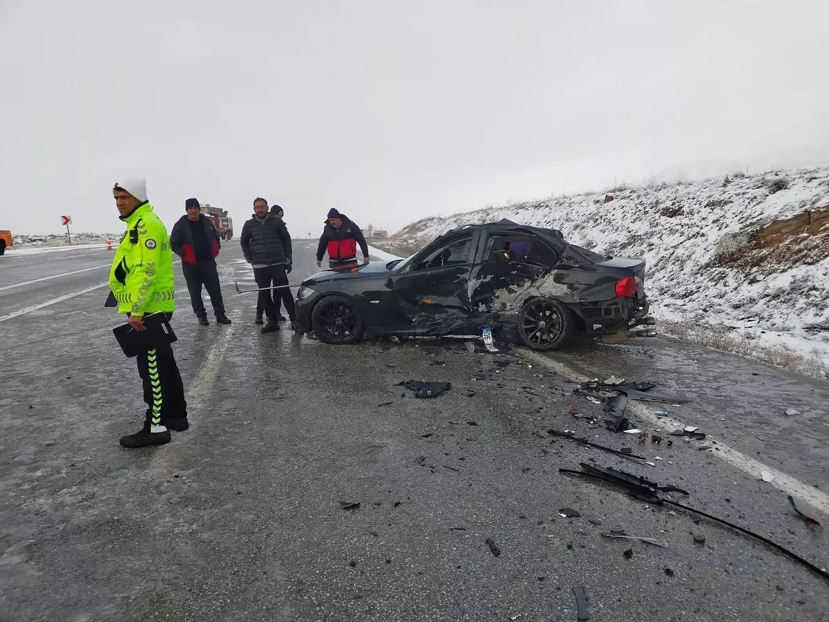 Zara’da Trafik Kazası: 5 Yaralı