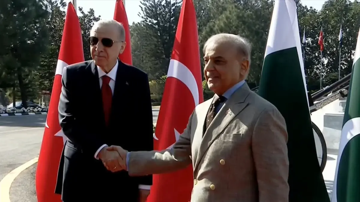 Cumhurbaşkanı Erdoğan, Pakistan’da resmi törenle karşılandı