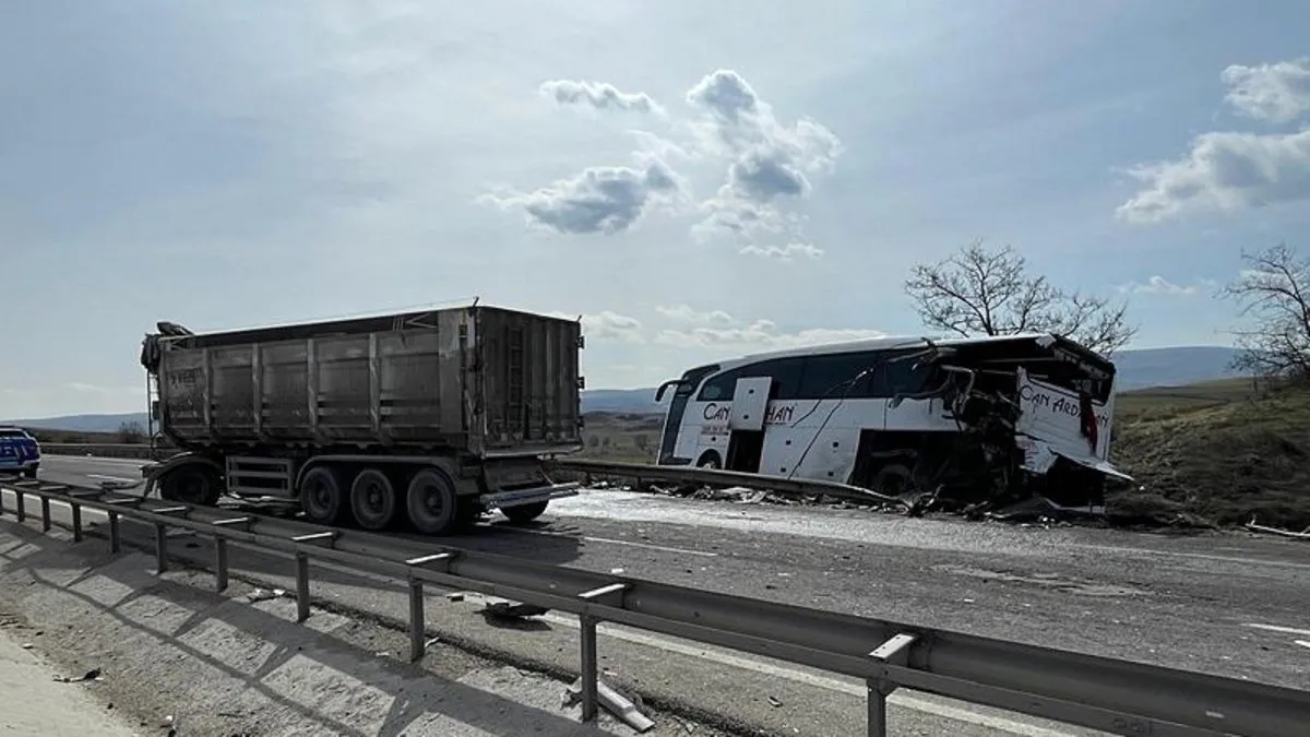 Bilecik’te tırın yolcu otobüsüne arkadan çarptığı kazada çok sayıda kişi yaralandı