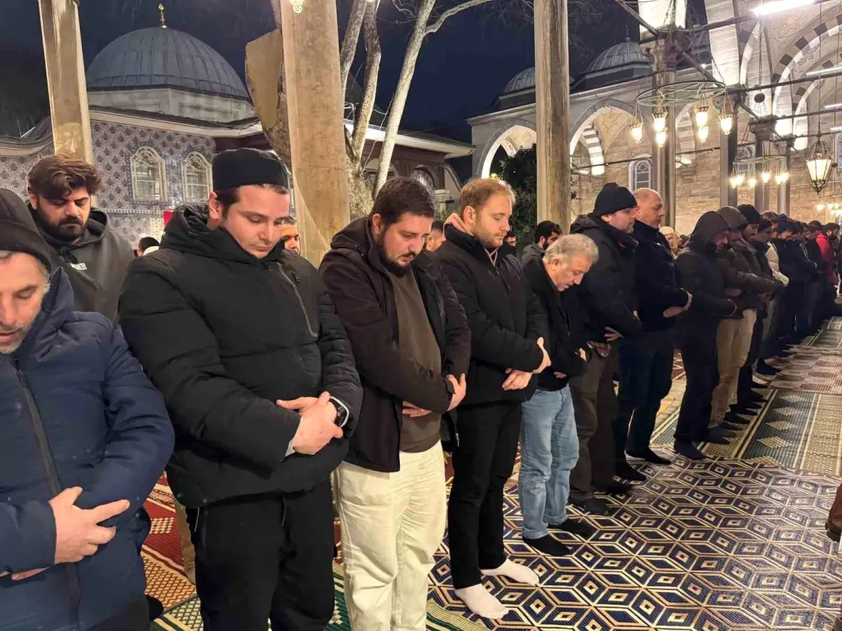 İstanbullular Eyüpsultan’da İlk Teravih Namazını Kıldı