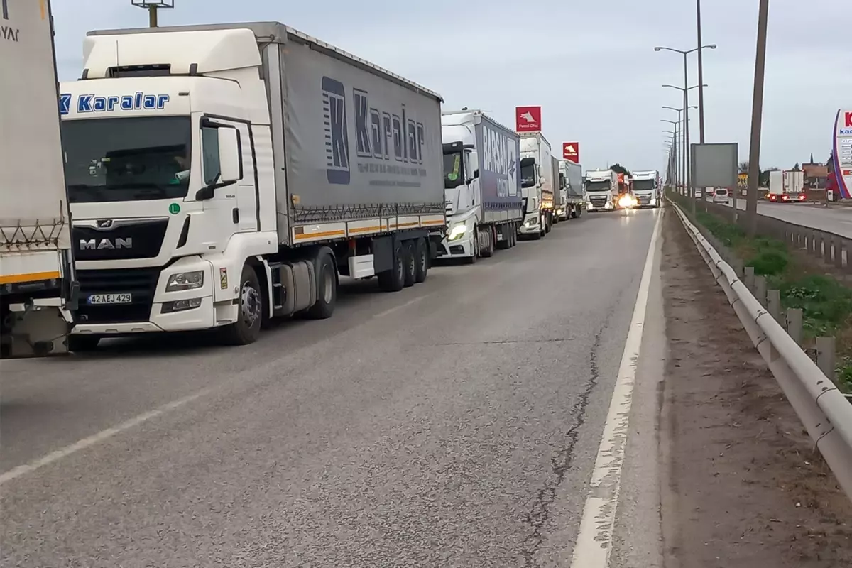 Kapıkule’de tır sürücülerine gelen yanlış SMS 10 kilometre kuyruğa neden oldu