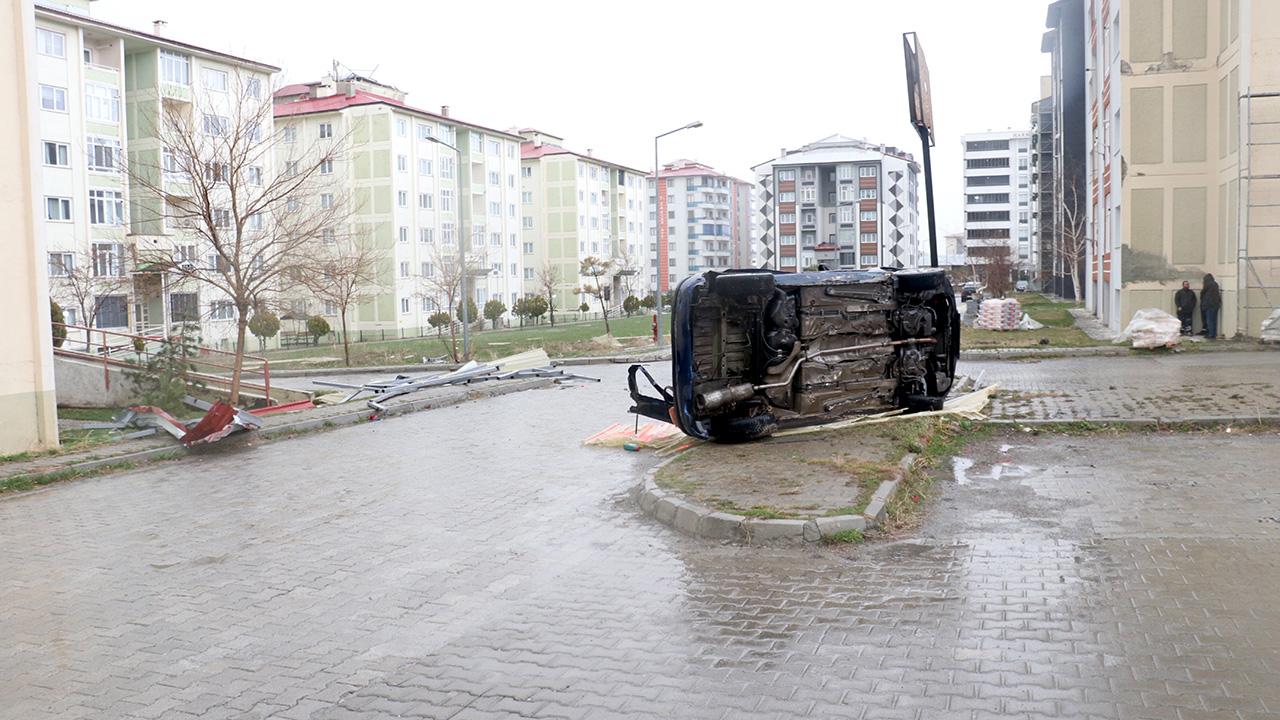 Fırtına çatıları uçurdu, ağaçları devirdi, araçları hurdaya çevirdi