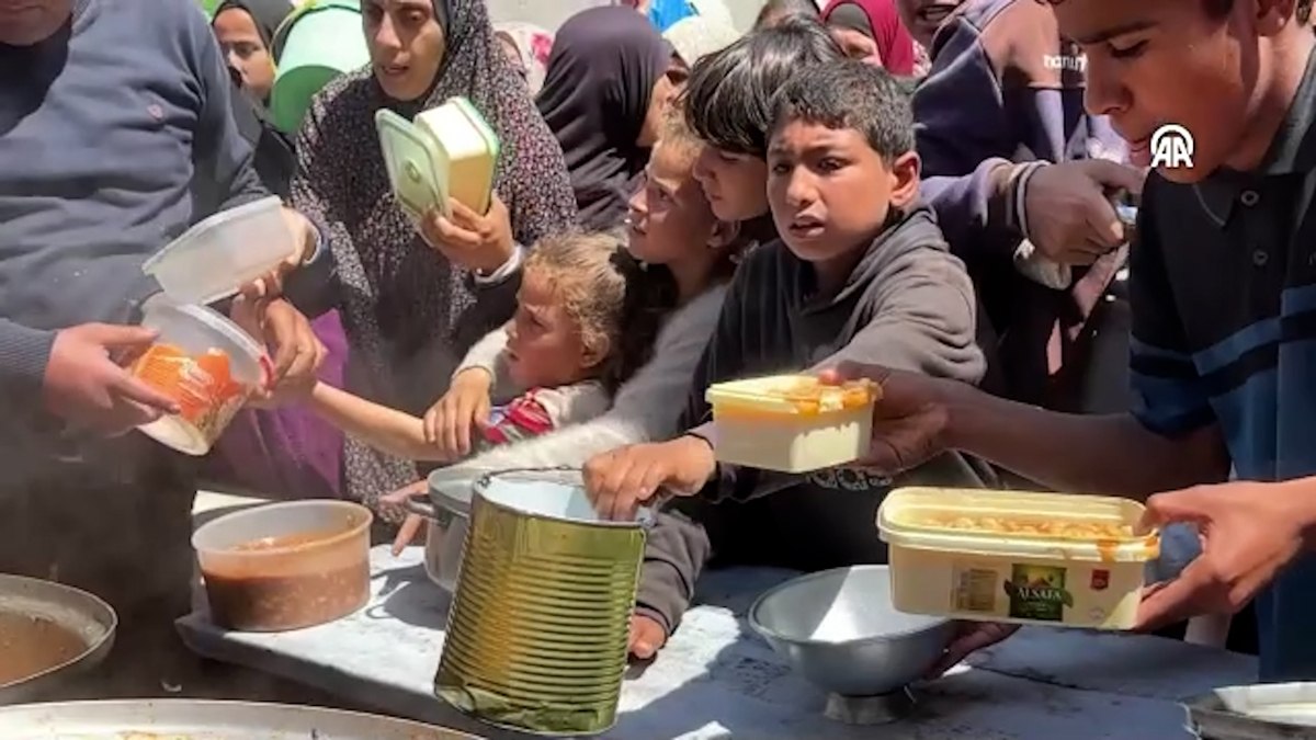 Gazze’de Filistinlilere sıcak yemek dağıtıldı